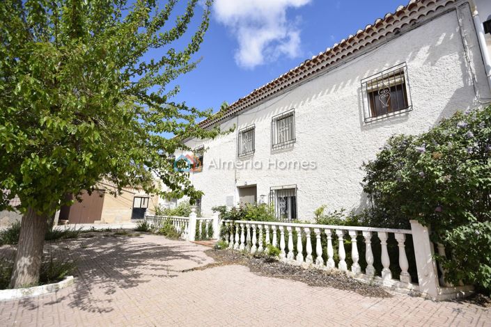 Image No.30-6 Bed Townhouse for sale