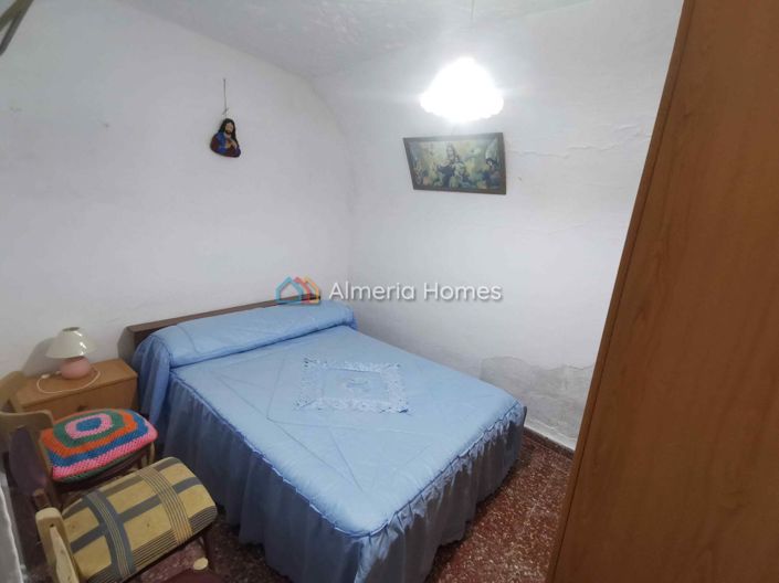 Image No.8-5 Bed House for sale