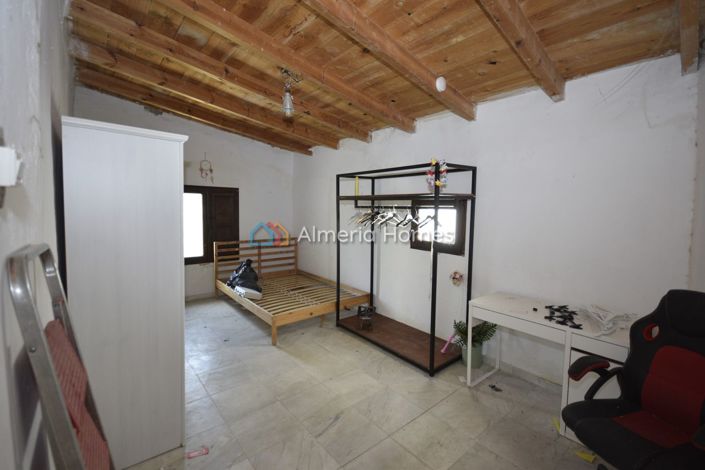 Image No.11-5 Bed Townhouse for sale