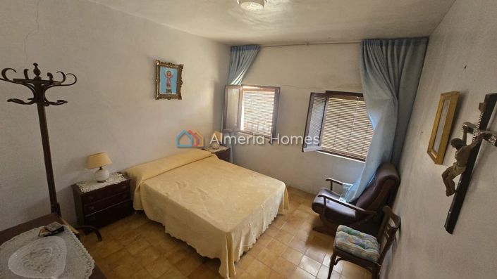 Image No.11-5 Bed Townhouse for sale