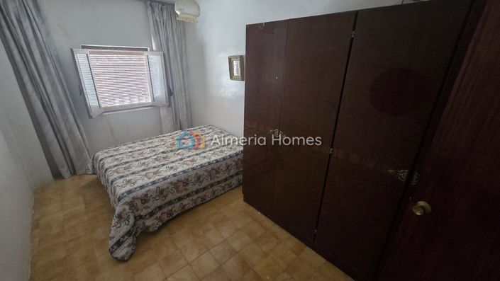 Image No.12-5 Bed Townhouse for sale