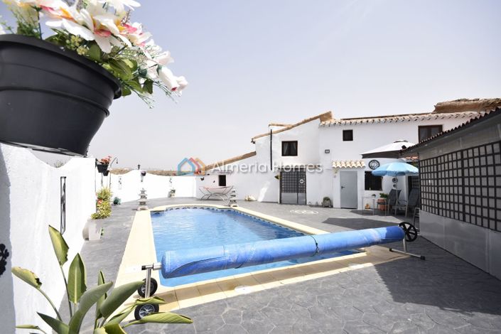 Image No.7-4 Bed Country House for sale