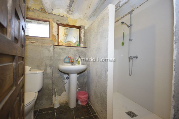 Image No.18-6 Bed Country House for sale