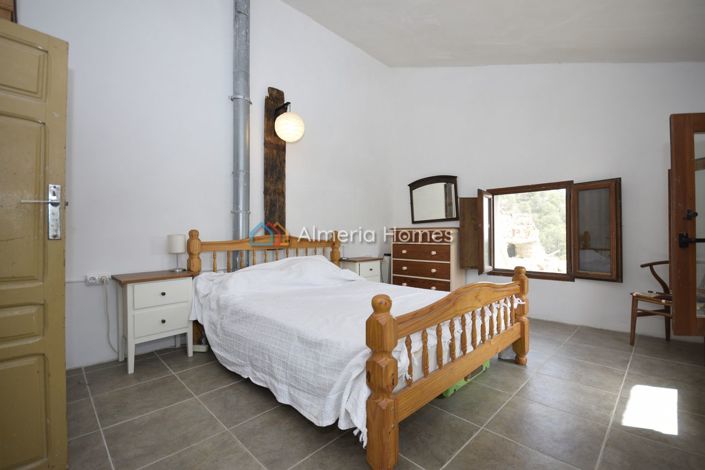 Image No.23-6 Bed Country House for sale