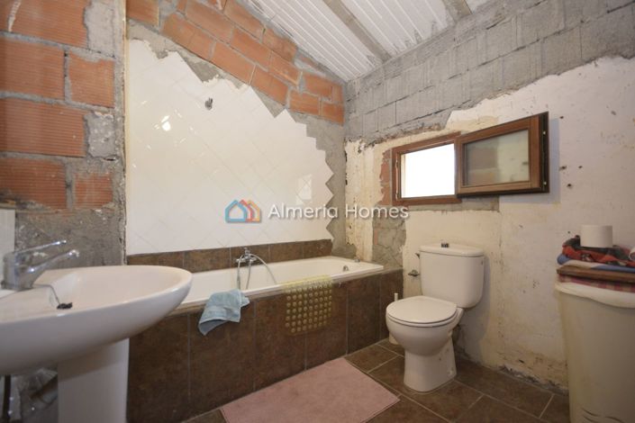 Image No.25-6 Bed Country House for sale