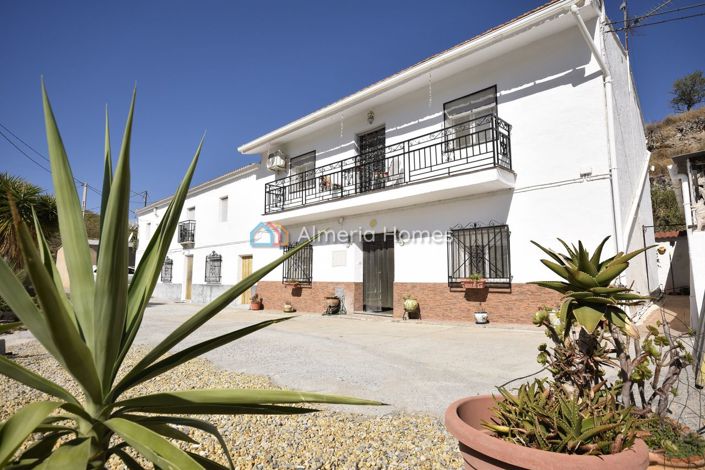 Image No.1-5 Bed Country House for sale