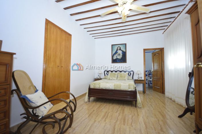 Image No.5-6 Bed Country House for sale