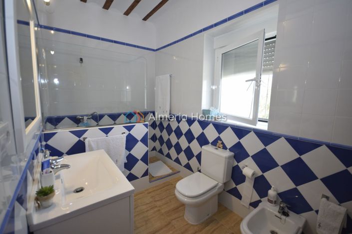 Image No.6-6 Bed Country House for sale