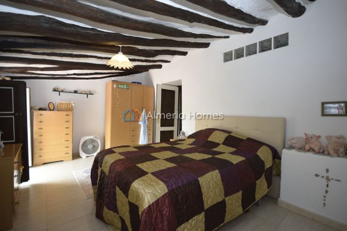 Image No.20-4 Bed Townhouse for sale