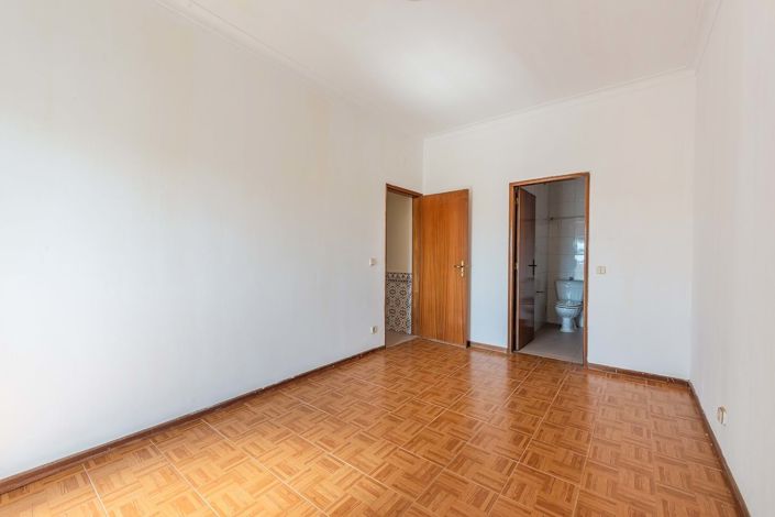 Image No.10-3 Bed Apartment for sale