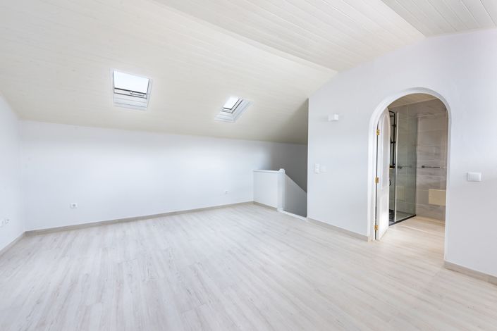 Image No.14-3 Bed Townhouse for sale