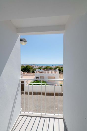 Image No.12-6 Bed Townhouse for sale