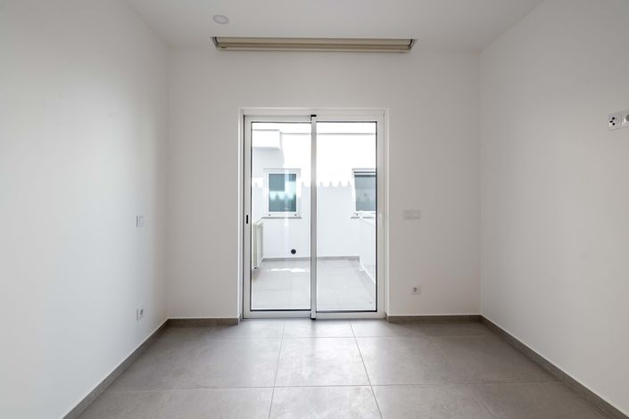 Image No.13-6 Bed Townhouse for sale