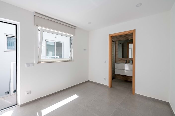 Image No.16-6 Bed Townhouse for sale