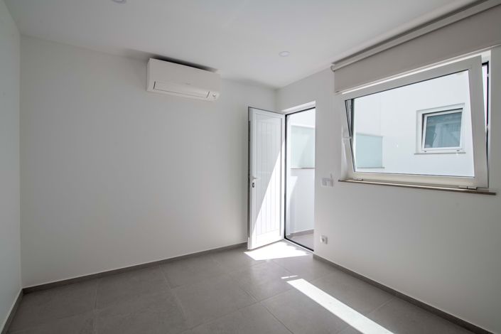 Image No.18-6 Bed Townhouse for sale