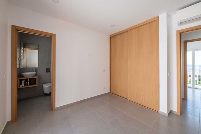 Image No.24-6 Bed Townhouse for sale