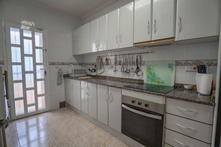 Image No.10-3 Bed House for sale