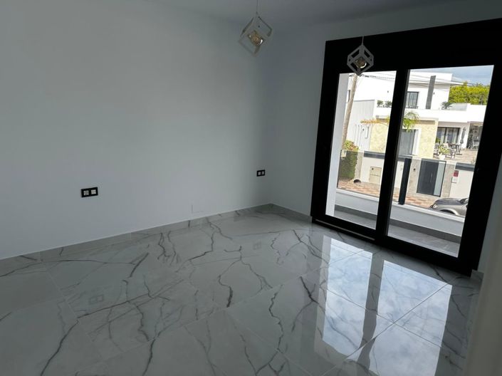 Image No.12-4 Bed Villa for sale