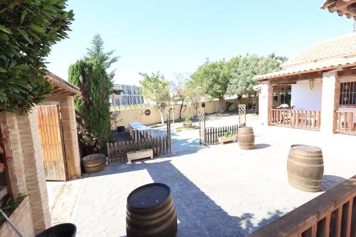 Image No.8-4 Bed Commercial for sale