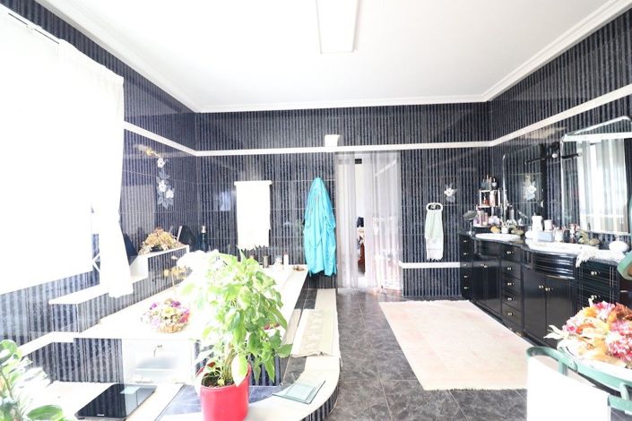 Image No.20-5 Bed Villa for sale