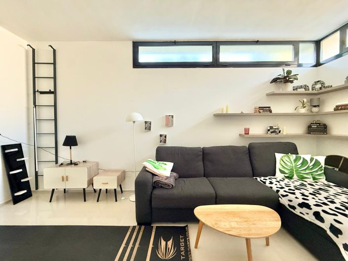 Image No.10-3 Bed House for sale