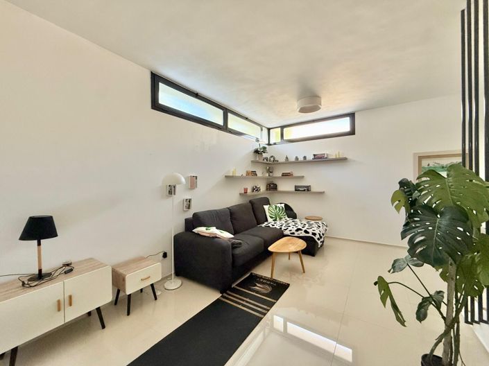 Image No.11-3 Bed House for sale