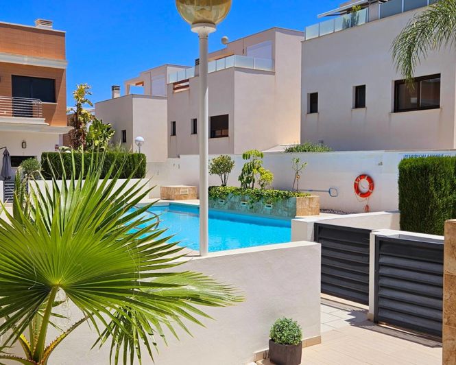 Image No.21-3 Bed Townhouse for sale