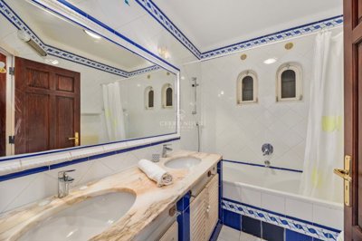 2419-152803-d4a7072701644bd18f6c9ffe77b802fa4