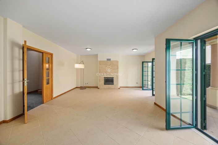 Image No.10-4 Bed Townhouse for sale