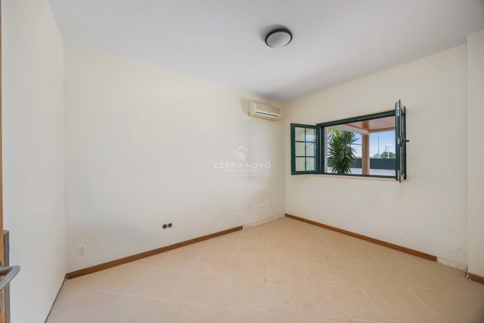 Image No.14-4 Bed Townhouse for sale