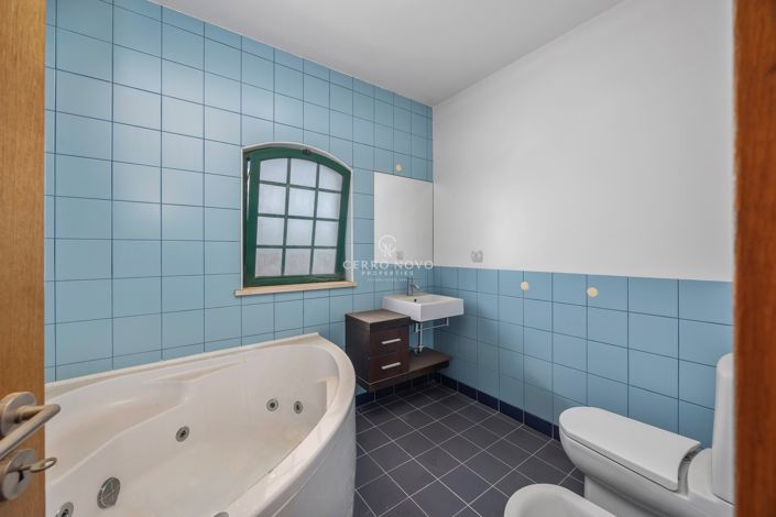 Image No.18-4 Bed Townhouse for sale