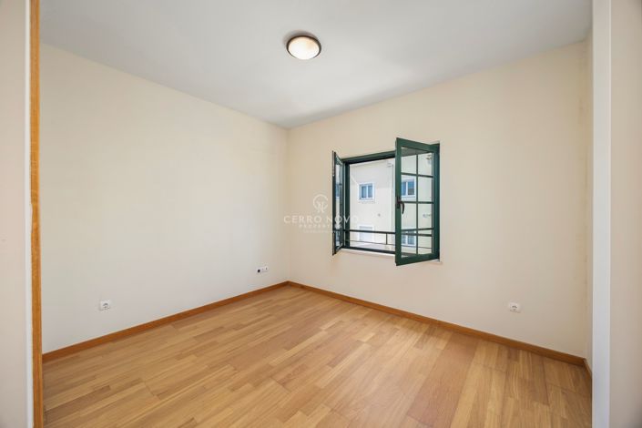 Image No.20-4 Bed Townhouse for sale