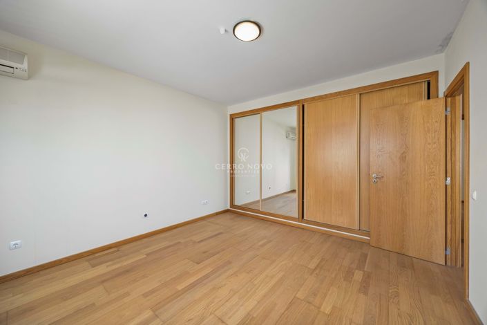 Image No.23-4 Bed Townhouse for sale