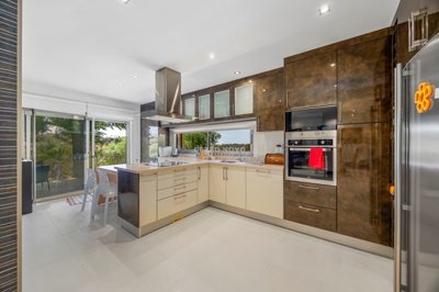 2419-356635-d4a7072701644bd18f6c9ffe77b802fa4