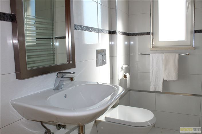 Image No.8-4 Bed House for sale