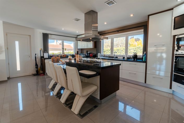 Image No.16-4 Bed House for sale