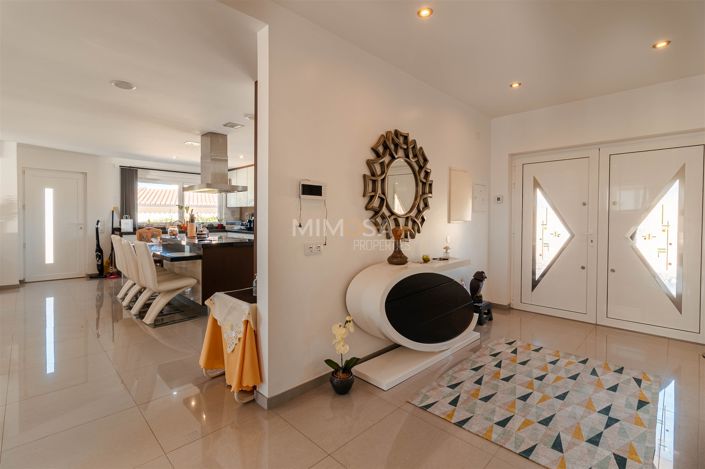 Image No.8-4 Bed House for sale