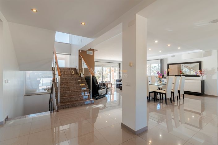 Image No.9-4 Bed House for sale