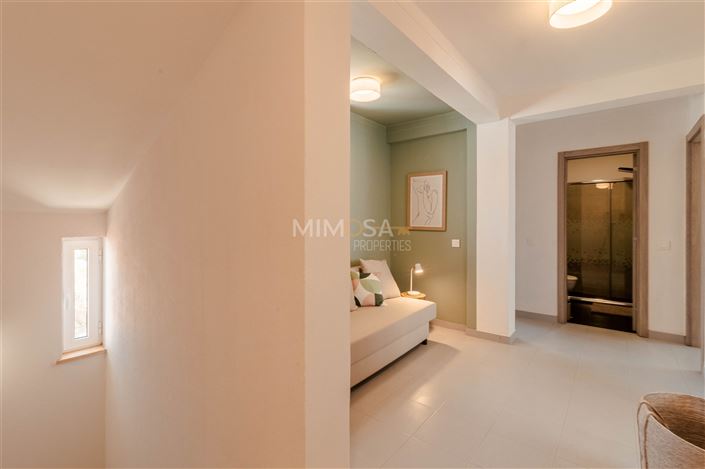 Image No.15-4 Bed Flat for sale