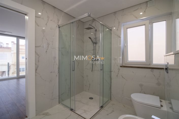 Image No.21-4 Bed House for sale