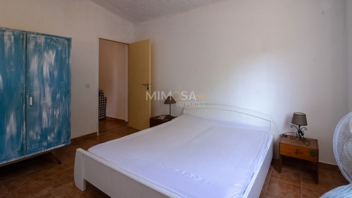 Image No.10-6 Bed Property for sale