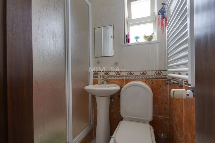 Image No.17-3 Bed Property for sale