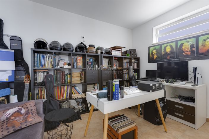 Image No.8-3 Bed Property for sale