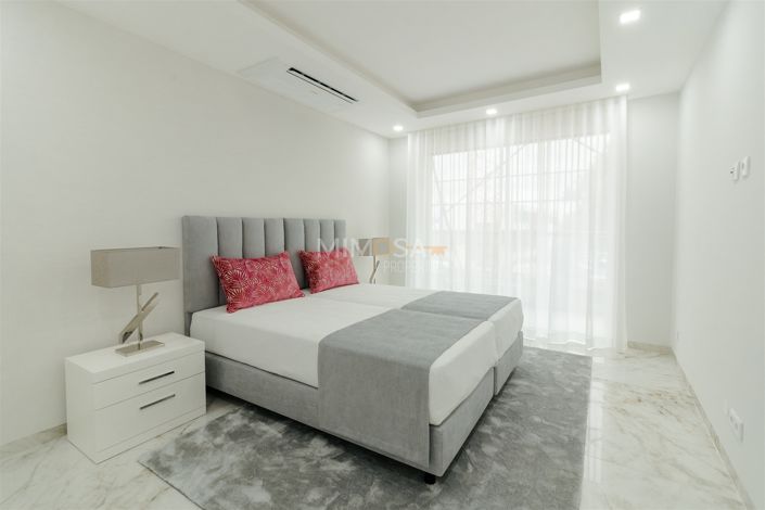 Image No.4-4 Bed Flat for sale