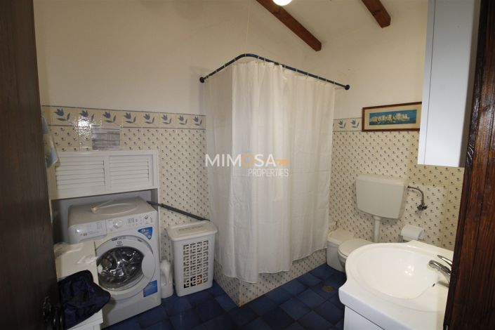 Image No.18-4 Bed Farmhouse for sale