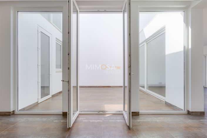 Image No.15-4 Bed Property for sale