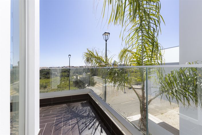 Image No.25-4 Bed Property for sale