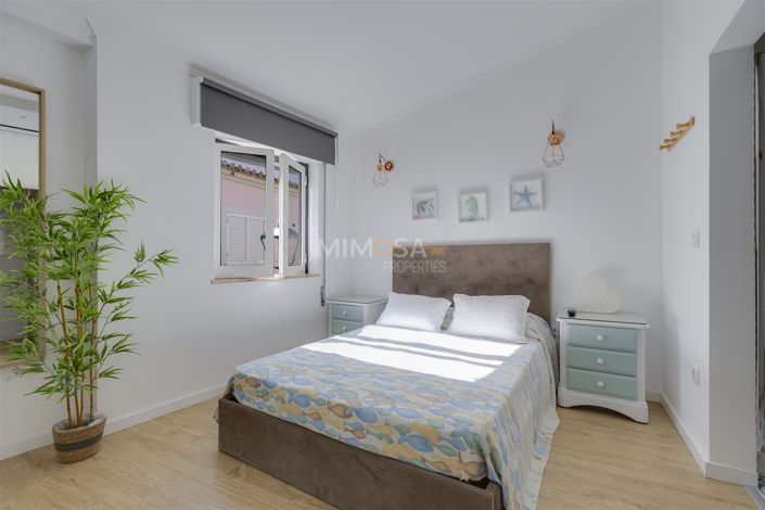 Image No.10-1 Bed Property for sale