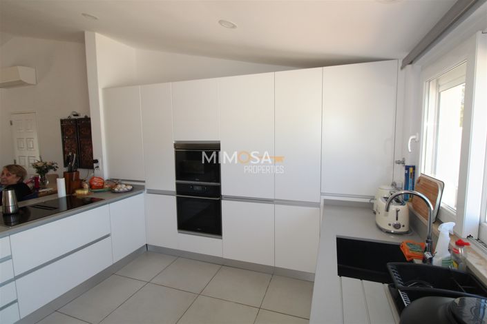 Image No.19-3 Bed Property for sale