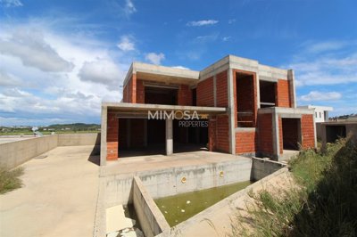 4 Bed Property for sale